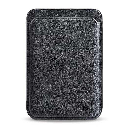 Der arktis iPhone MagSafe Kartenhalter aus Alcantara von arktis in schwarz steht aufrecht vor einem weißen Hintergrund.