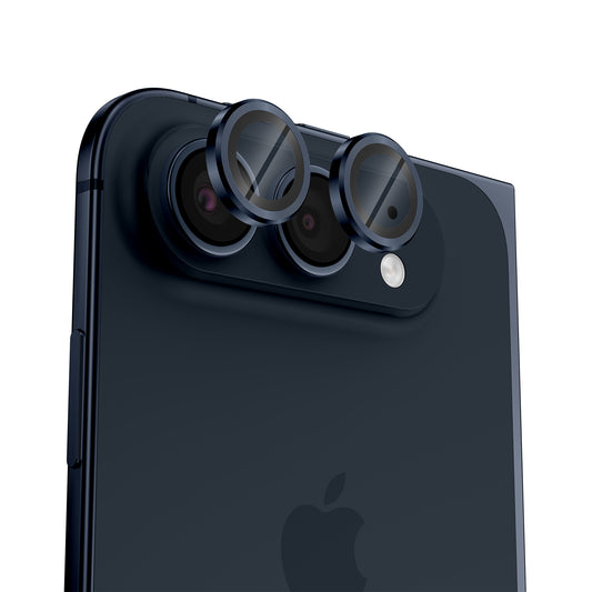 Zwei runde Arktis iPhone Duo Lens-Schutzfolien, die über den Objektiven der Rückkamera eines Smartphones angebracht sind.