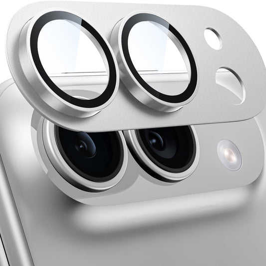 Nahaufnahme davon, wie der arktis iPhone Duo CamShield Kameraschutz über die Kameralinsen des Smartphones aufgebracht wird.