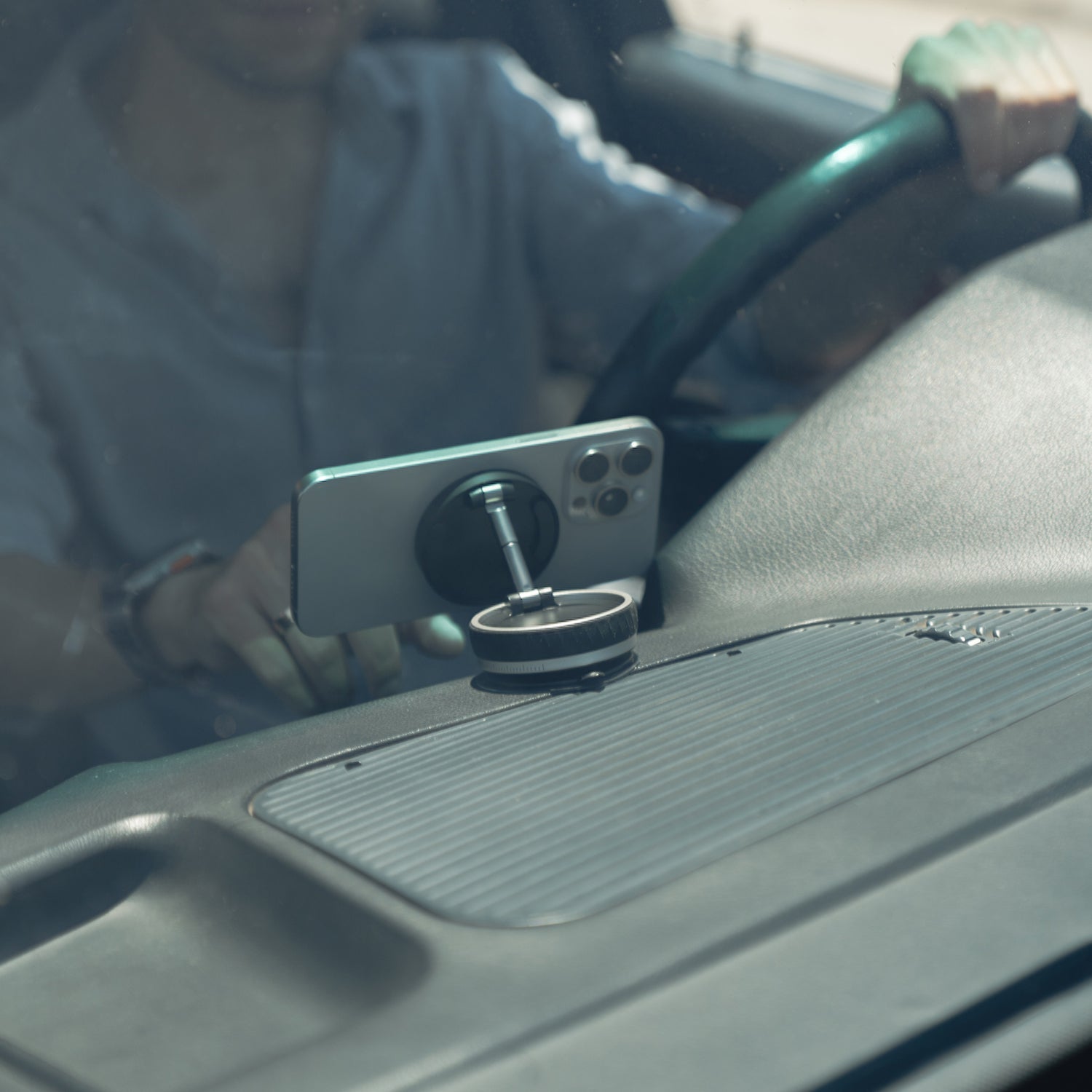 Mit der arktis MagicDock iPhone MagSafe Halterung wird das Handy während der Fahrt sicher und griffbereit auf dem Armaturenbrett befestigt.