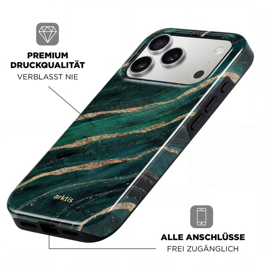 Die arktis iPhone 17 Pro Max Hülle - Green Marble von arktis verfügt über ein grünes Marmormuster mit goldenen Akzenten, deutsch gekennzeichnete Funktionen und ist aus stoßabsorbierendem TPU-Silikon für zusätzlichen Schutz gefertigt.