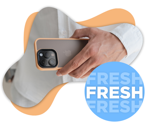 Eine Person hält ein Smartphone mit einer beigen Hülle neben einem blauen Kreis mit dem wiederholten Wort FRESH.