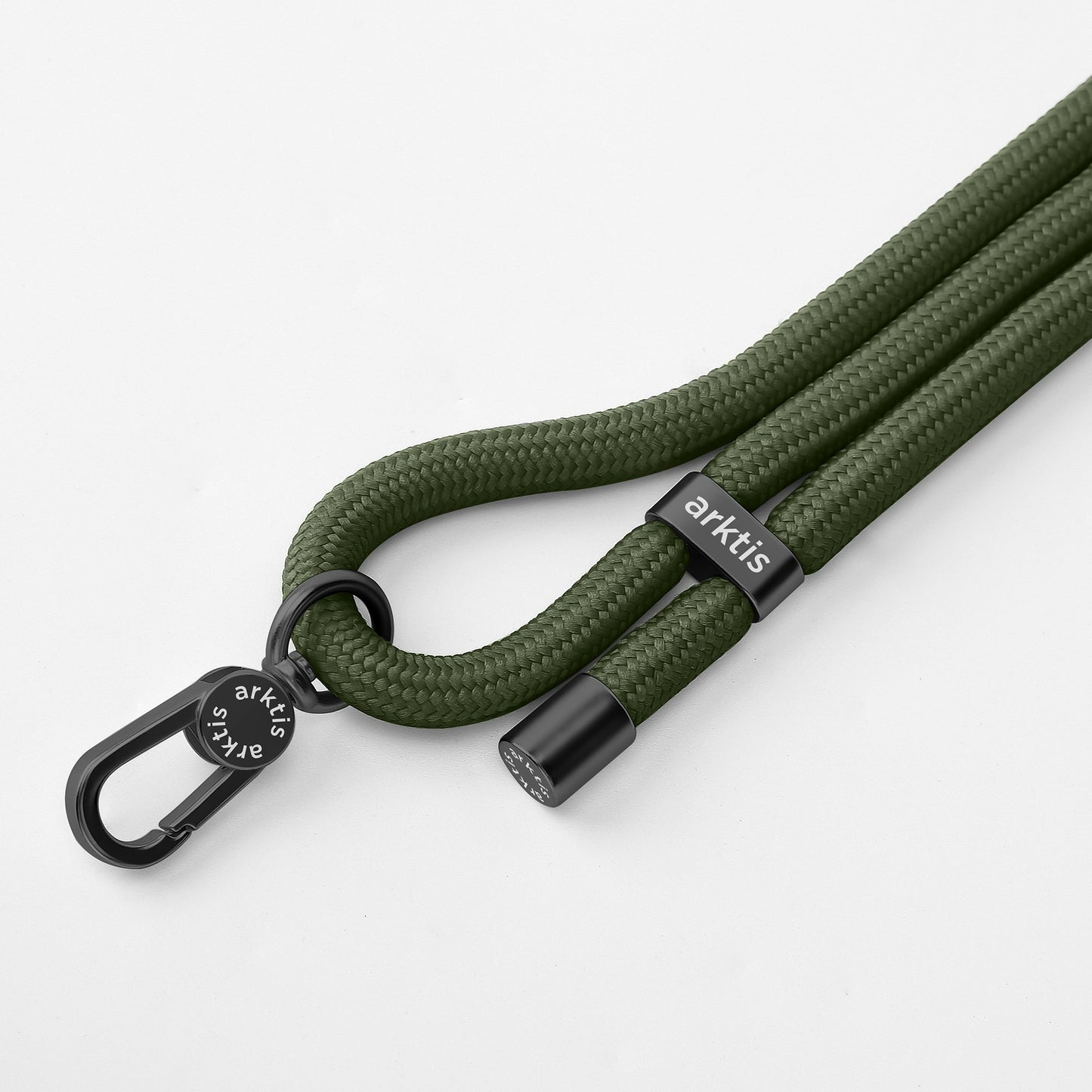 Die arktis Lanyard Handykette fürs Handgelenk von Arktis verfügt über ein olivgrünes Seil, einen schwarzen Metallverschluss und das Arktis-Branding – ideal als stilvolles Mode-Accessoire und praktisches Smartphone-Zubehör. Wird auf weißem Hintergrund angezeigt.