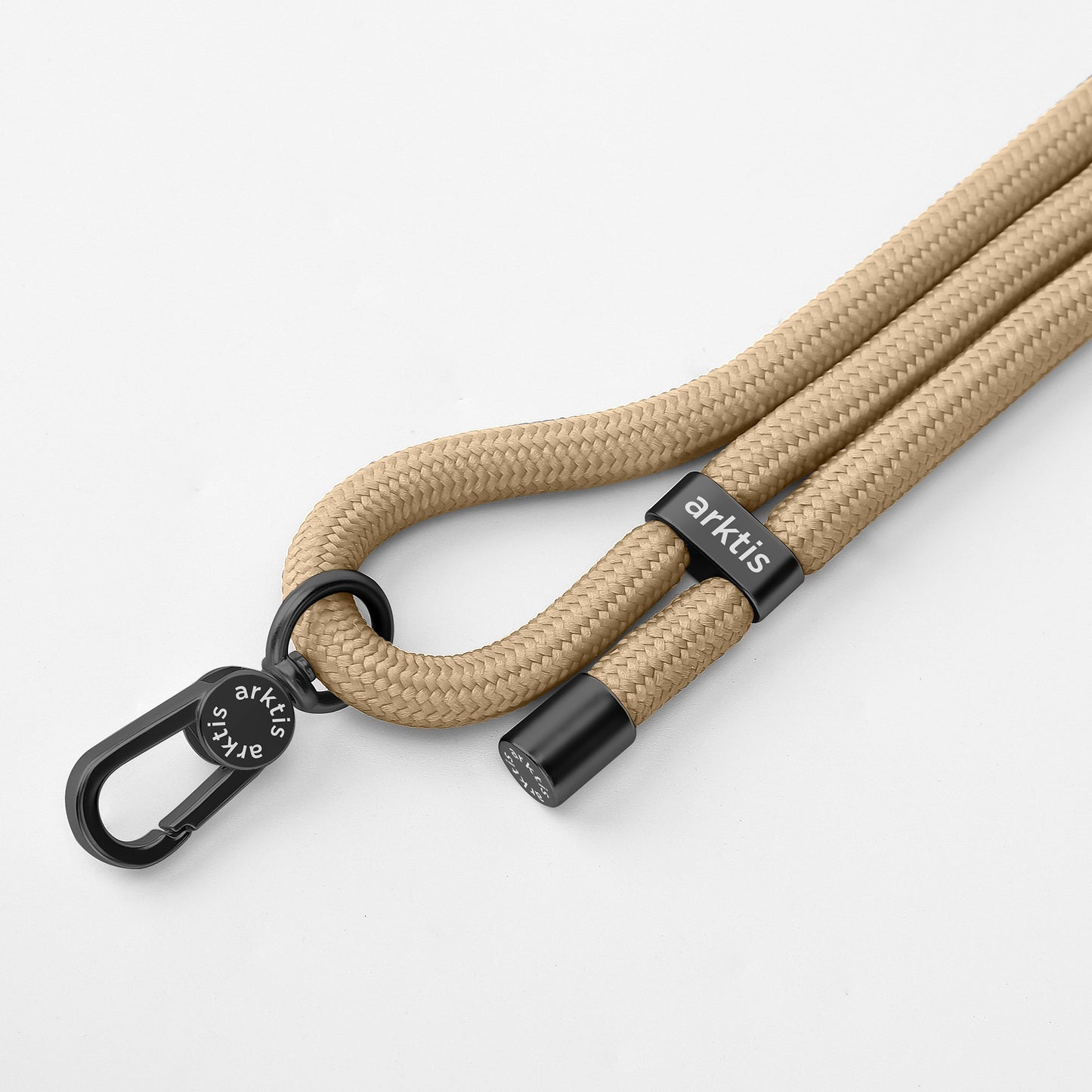 Die arktis Lanyard Handykette fürs Handgelenk von Arktis ist eine beige geflochtene Seilleine mit schwarzem Metallclip und Arktis-Logo. Sie ist längenverstellbar und somit ideal für Ihr Smartphone (abgebildet auf weißem Hintergrund).