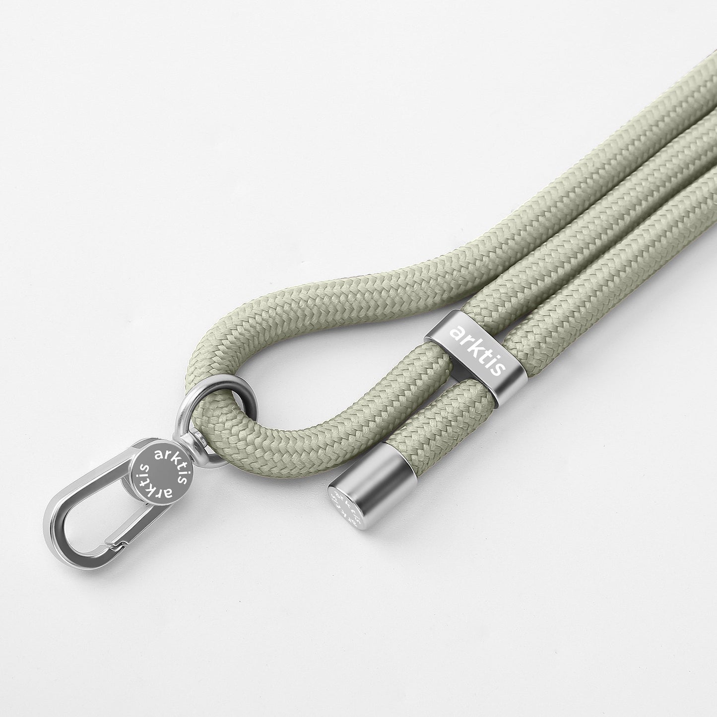 Die arktis Lanyard Handykette fürs Handgelenk von Arktis ist ein hellgraues Smartphone-Zubehör aus geflochtenem Seil mit silbernem Metallverschluss, Arktis-Branding und einstellbarer Länge, abgebildet auf weißem Hintergrund.