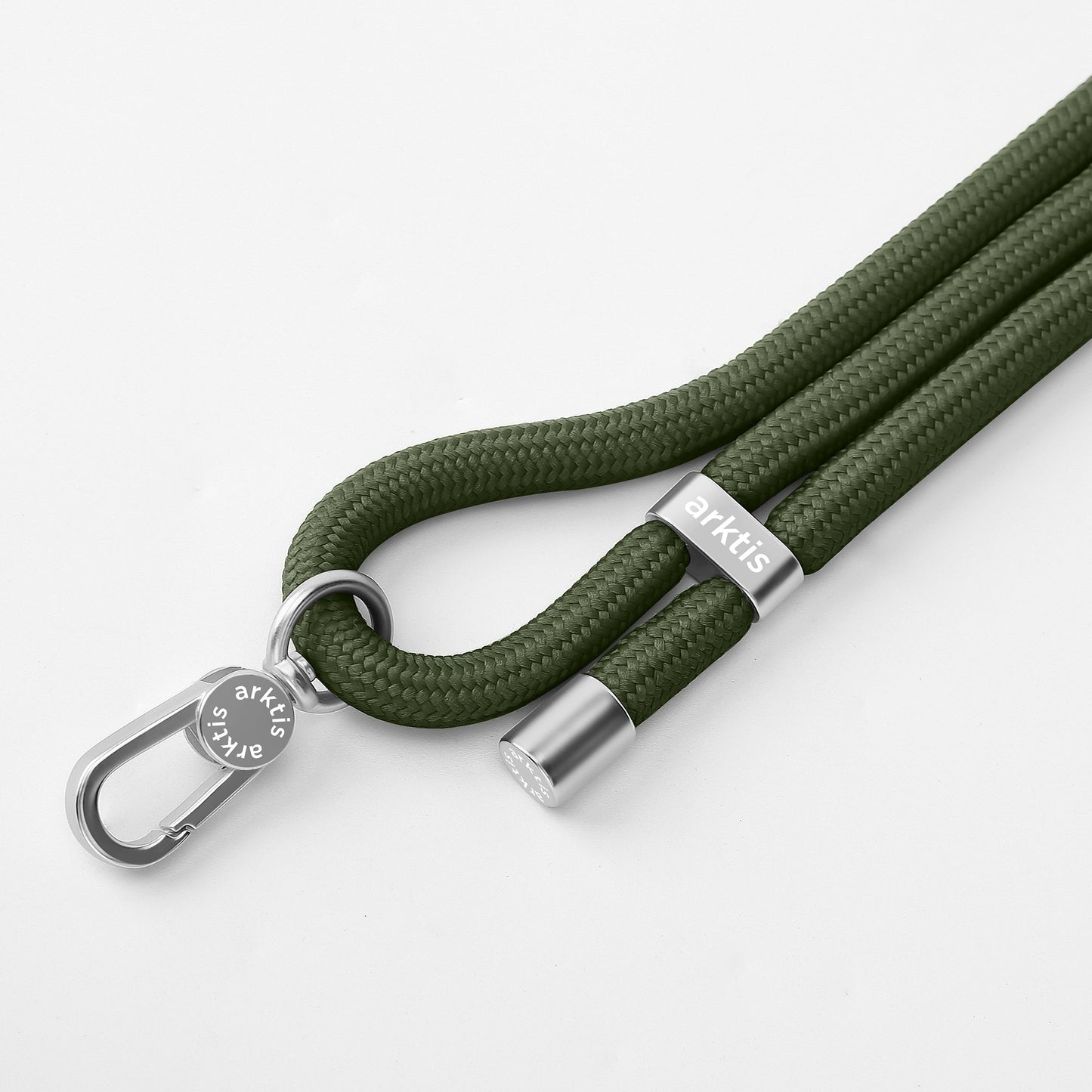 Die Arktis Lanyard Handykette fürs Handgelenk von Arktis in Olivgrün verfügt über Metallverschlüsse und ein Arktis-Logo-Tag und ist damit ein stilvolles Mode-Accessoire für Ihr Smartphone-Zubehör. Auf weißem Hintergrund dargestellt.