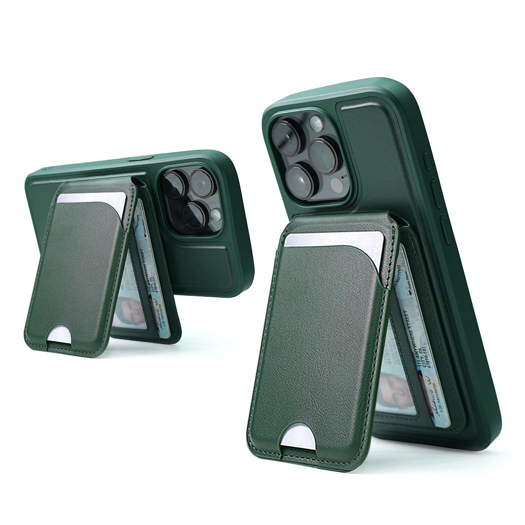 Zwei grüne arktis iPhone MagSafe Wallet Kartenhalter-Taschen mit integriertem Kartenhalter, der einen Ausweis hinter einer klappbaren Lederklappe sicher aufbewahrt.