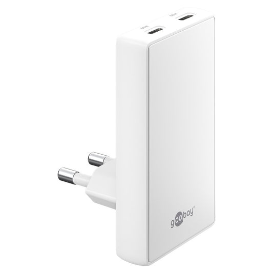 Goobay USB-C Dual-Schnellladegerät 90° Flat 65 W mit zwei Anschlüssen und Goobay-Logo, aus einem Winkel gezeigt. Dieses Ladegerät verwendet GaN-Halbleitertechnologie für effizientes, schnelles Laden.