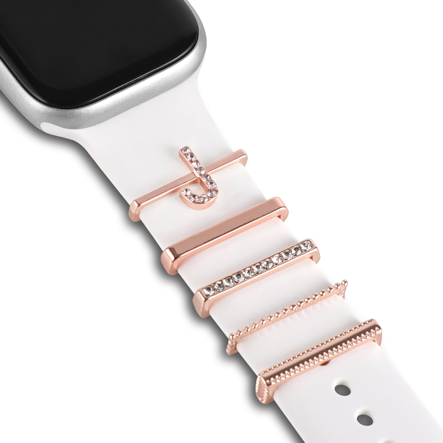 Ein weißes Arktisband-Smartwatch-Armband mit fünf roségoldenen Arktisband-Apple-Watch-Charms „J Style“, darunter einer mit einem J und Kristallen für einen extravaganten Look.