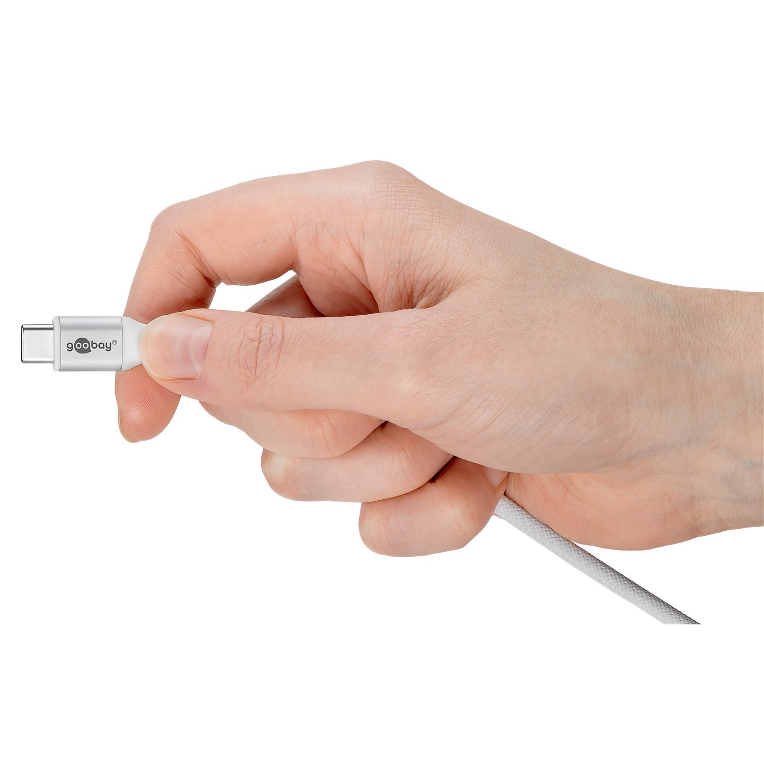 Eine Hand hält ein Goobay USB-C auf USB-C Textilkabel mit Metallsteckern vor einem weißen Hintergrund. Das geflochtene Kabel ist weiß und für eine zuverlässige Datenübertragung ausgelegt.