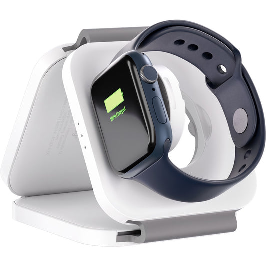 Eine schwarze Smartwatch mit grünem Ladesymbol liegt aufrecht auf dem Goobay Kabelloses 3in1 Ladegerät für iPhone, Apple Watch und AirPods – ideal als Qi-kompatibler Reisebegleiter.