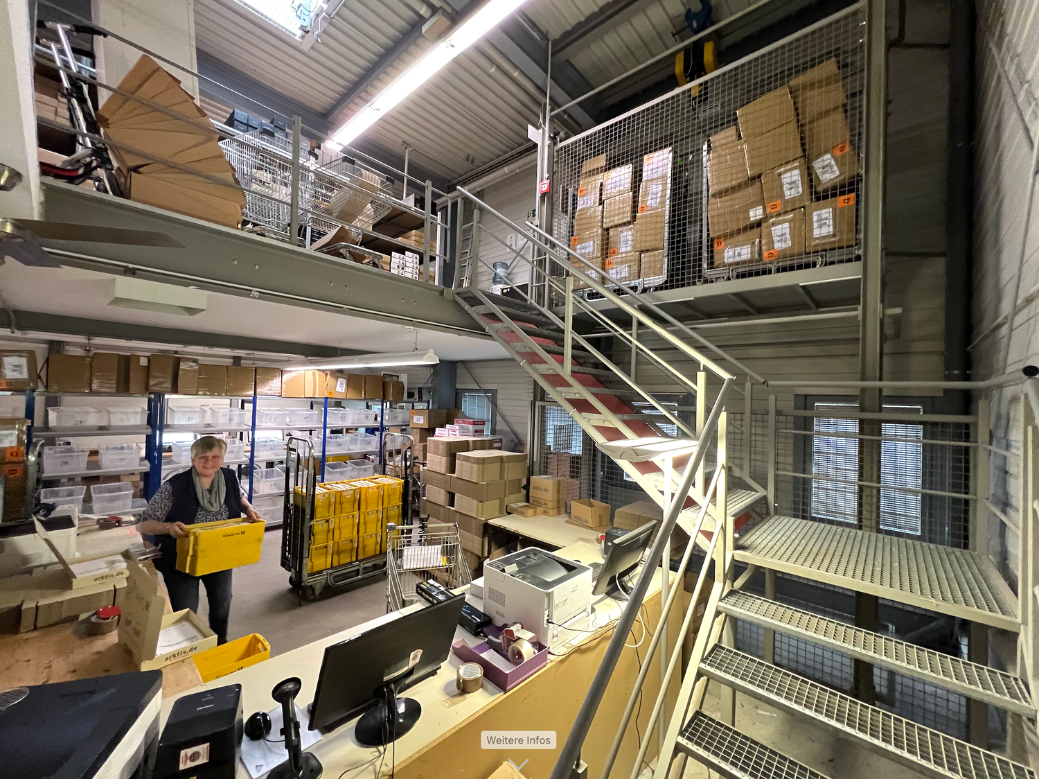 Einblick in das Lager der arktis.de GmbH in Rosendahl mit alter Frau.