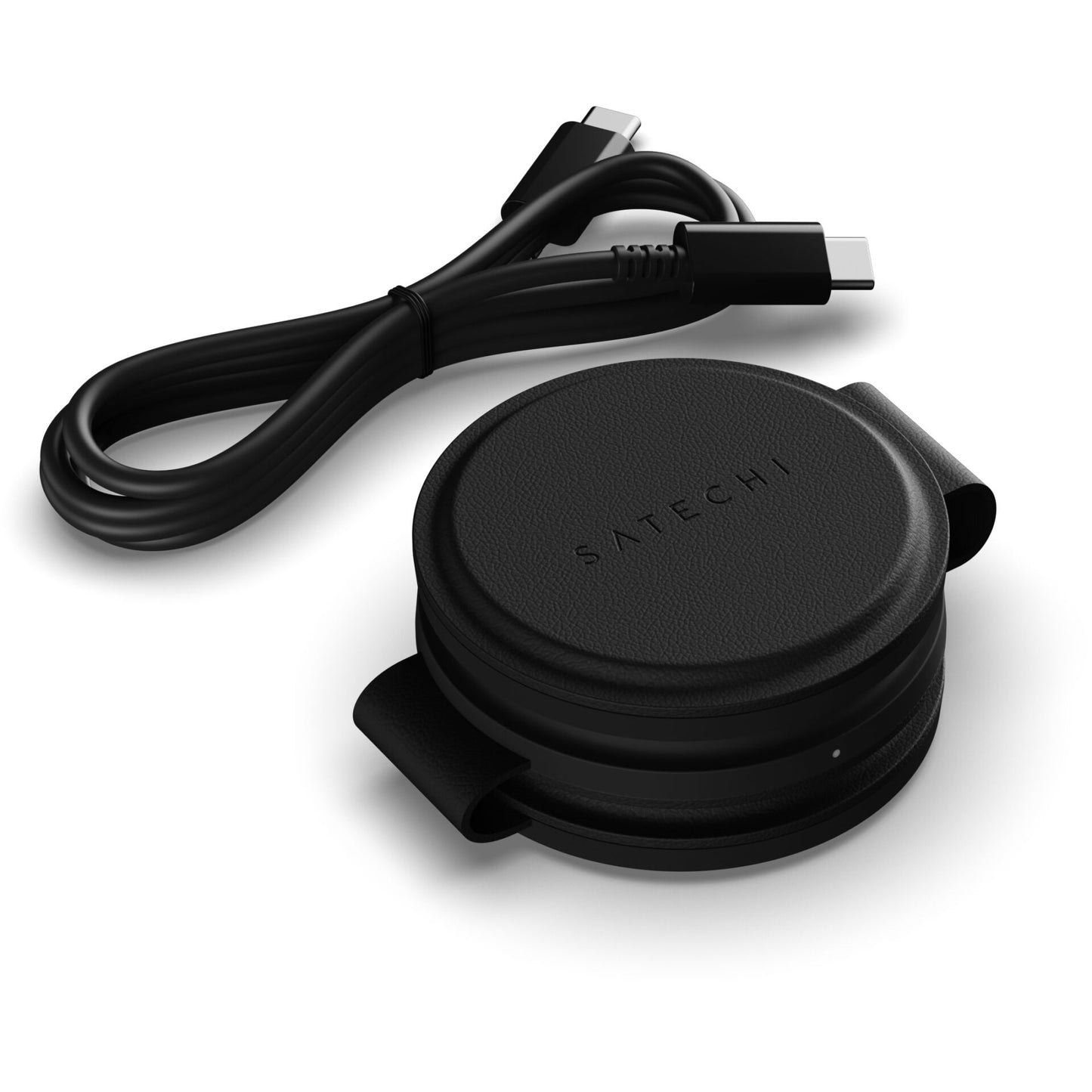 Das Satechi OntheGo 3-in-1 Wireless Charger, abgebildet in Schwarz mit einem USB-C-Kabel auf weißem Hintergrund, verfügt über Qi2-Technologie für schnelles, MagSafe-kompatibles kabelloses Laden.
