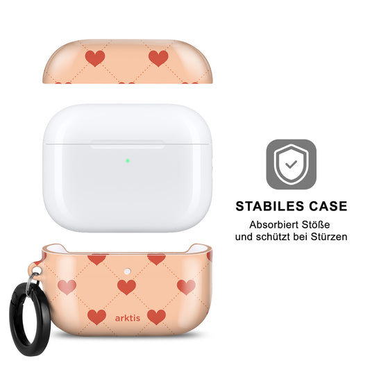 Die arktis AirPods Pro 3 Hülle – Love by arktis besticht durch ein pfirsichfarbenes Design mit roten Herzen, einen schwarzen Schlüsselring und den Schriftzug „Stabiles Case“ auf Deutsch auf der rechten Seite und unterstützt praktischerweise das kabellose Laden.
