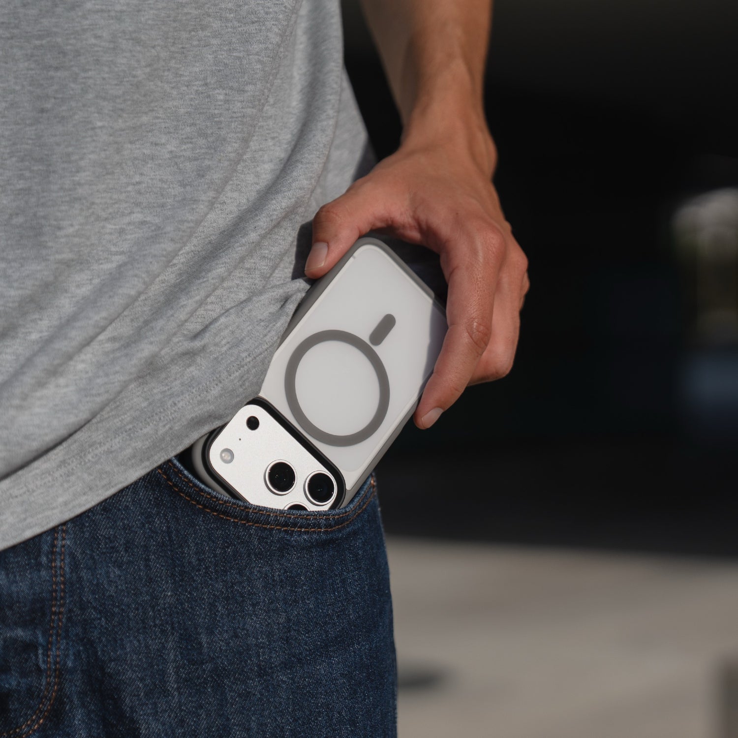 Jemand steckt ein Arktis iPhone 17 Pro Solid Case mit MagSafe by Arktis in die Vordertasche einer blauen Jeans.