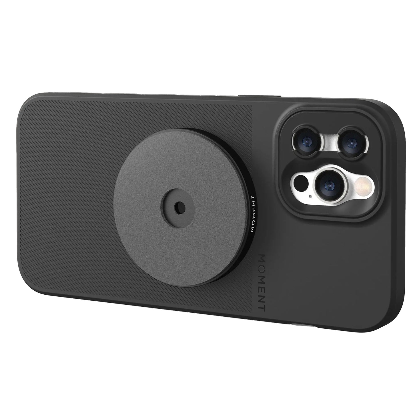 Schwarzes Smartphone mit strukturiertem Gehäuse mit einem großen runden Aufsatz um den Kamerabereich, kompatibel mit der MOMENT Moment Wall Mount für MagSafe zur einfachen und sicheren Wandmontage.