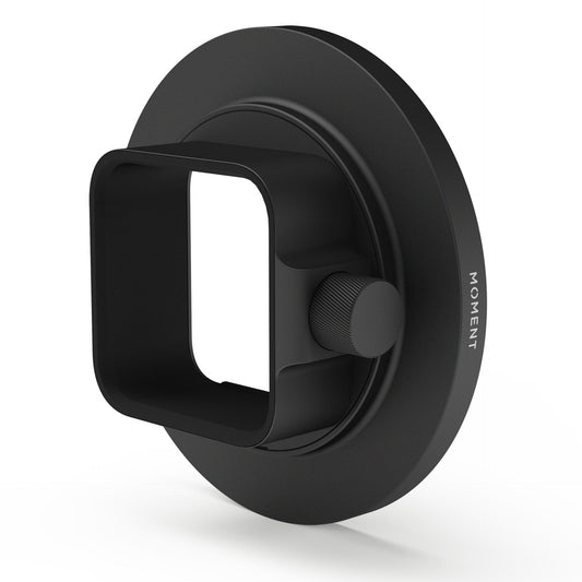 Die MOMENT 67 mm Moment Case kompatibler Filter Mount ist eine schwarze runde Streulichtblende mit einer rechteckigen Öffnung, die für 67 mm Filter entwickelt wurde und mit Moment Cases kompatibel ist - perfekt, um Ihre Smartphone-Objektivfotografie aufzuwerten.