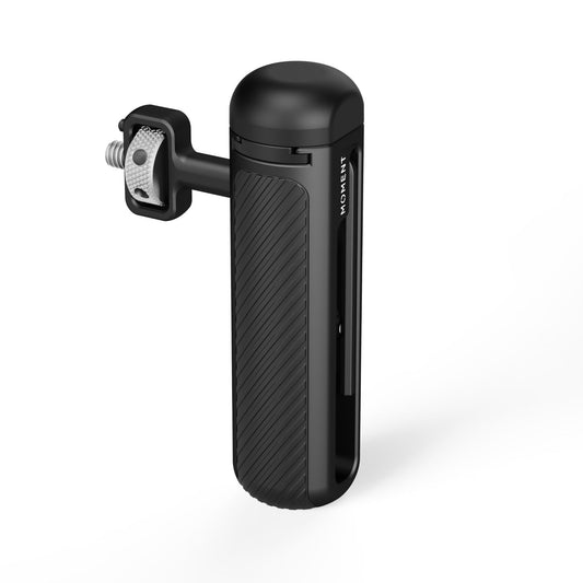 Der MOMENT Universal Mobile Grip ist ein schwarzer zylindrischer Griff mit strukturiertem Griff und seitlicher Halterung, perfekt als iPhone Griff für mobile Fotografie; dargestellt auf weißem Hintergrund.