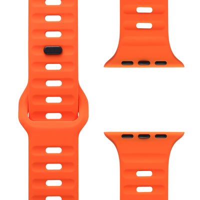 Orangefarbenes Smartwatch-Armband aus Silikon mit schwarzem Verschluss, aus verschiedenen Blickwinkeln auf weißem Hintergrund dargestellt.