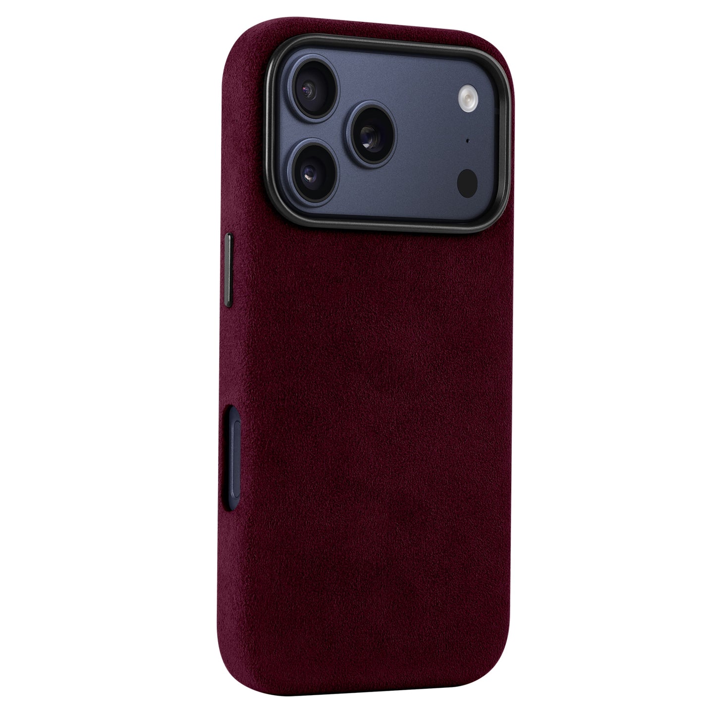 Eine in Italien gefertigte arktis iPhone 17 Pro Hülle aus Alcantara in Dunkelrot umhüllt ein Smartphone mit drei sichtbaren Rückkamera-Linsen.