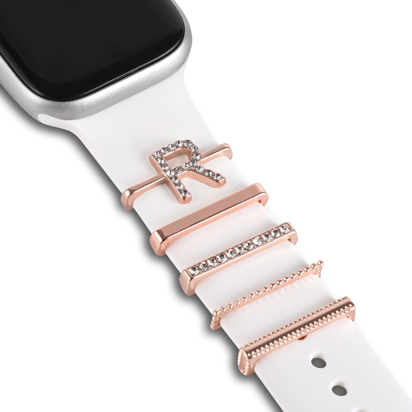 Die arktisband Apple Watch Charms „R Style“ verleihen Ihrer Apple Watch mit weißen Bändern, Akzenten in Roségold und Kristall-Charms mit dem Buchstaben R eine persönliche Note.