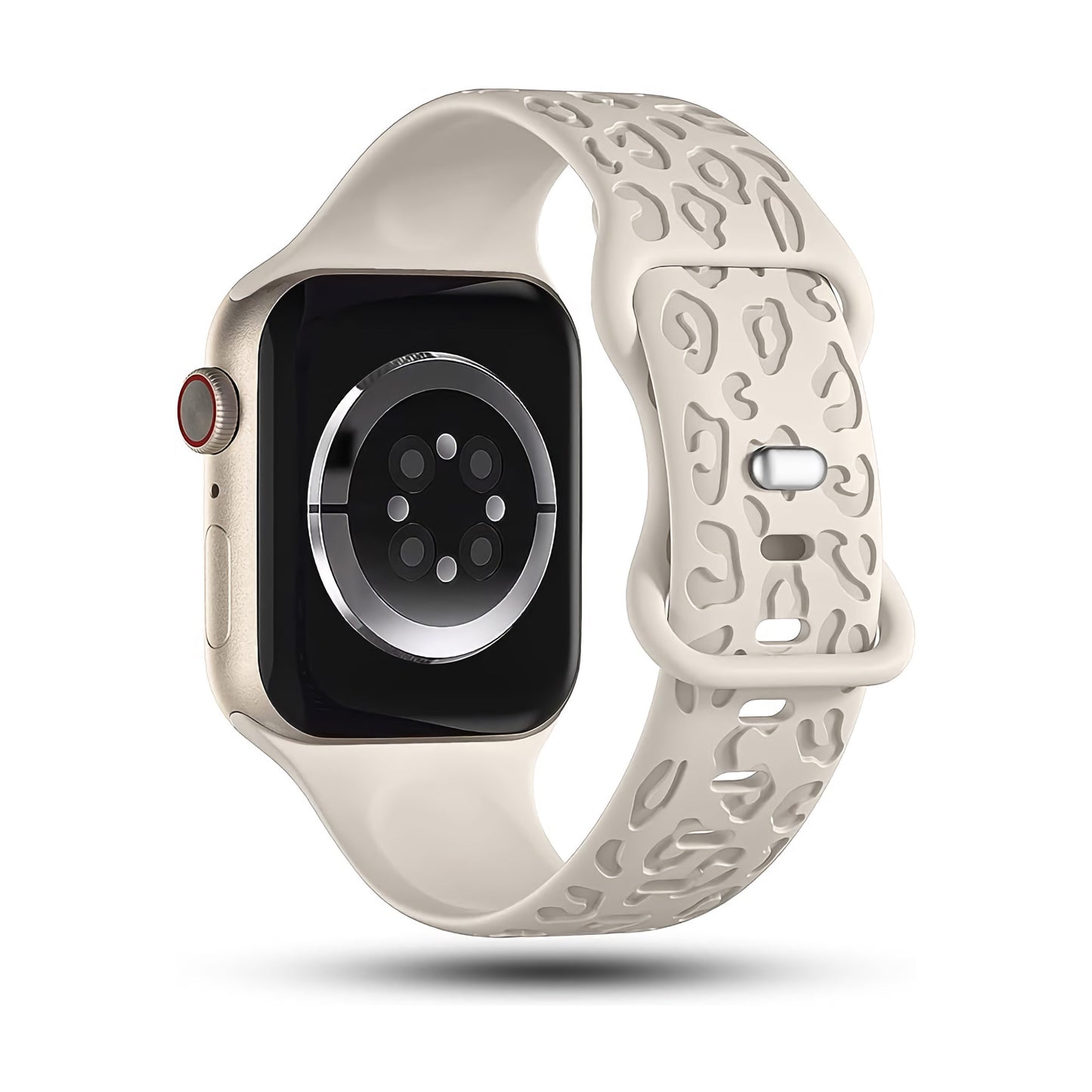 Das arktisband Apple Watch Armband „Leopard“ von arktisband besteht aus einem beigefarbenen, perforierten Silikonarmband mit einem kreisförmigen Sensor-Array auf der Rückseite des rechteckigen Zifferblatts, Apple Watch-kompatibel, auf Weiß.