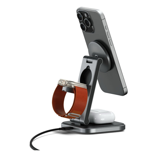 Der Satechi 3-in-1 Foldable Qi2 Wireless Charging Stand von Satechi hält ein Smartphone, eine Smartwatch mit braunem Band und kabellose Ohrhörer.