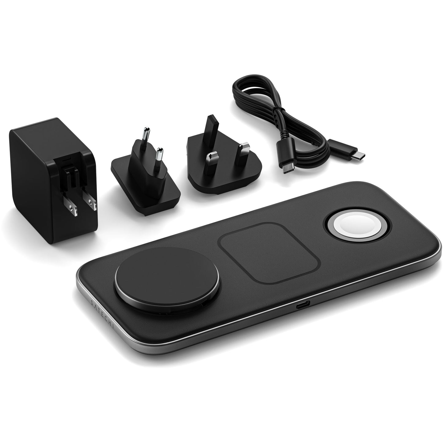 Das Satechi Qi2 Trio Wireless Charging Pad von Satechi enthält ein Netzteil, drei Steckertypen und ein USB-C-Kabel, abgebildet auf einem weißen Hintergrund.