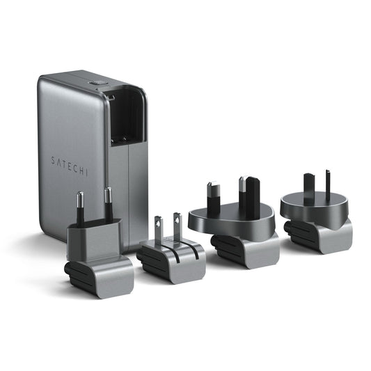 Arktis.de Satechi 145W USB-C 4-Port GaN Travel Charger mit Power Delivery 3.1 und vier internationalen Steckeradaptern auf weißem Hintergrund.