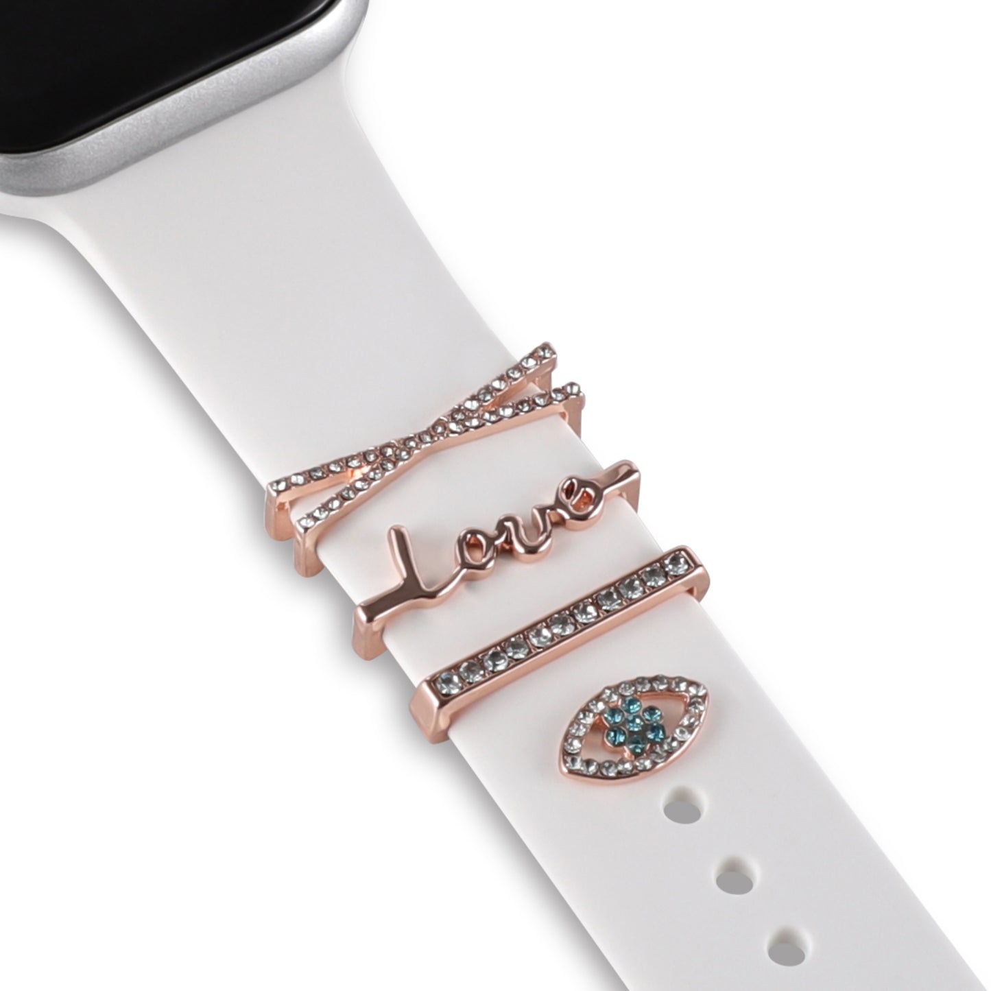 Die arktisband Apple Watch Charms „Diamond Love“ in Roségold bestehen aus vier Strass-Anhängern, die in einzigartigen Formen das Wort „Love“ buchstabieren und in der Nähe des Zifferblatts an einem weißen arktisband Smartwatch-Armband angebracht sind.