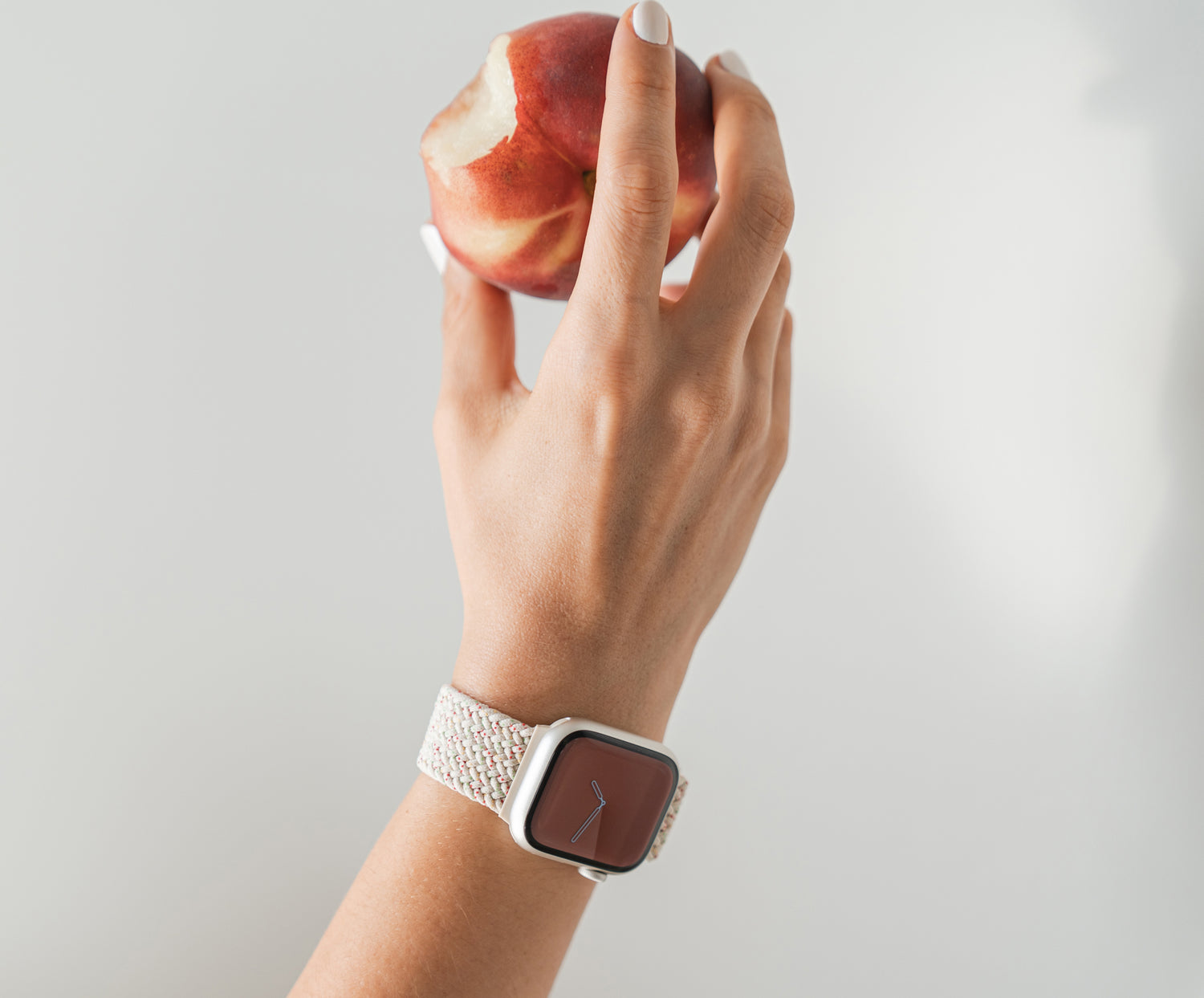 Apple Watch Series 9 mit geflochtenem Nylon Armband in der Farbe Polarstern.