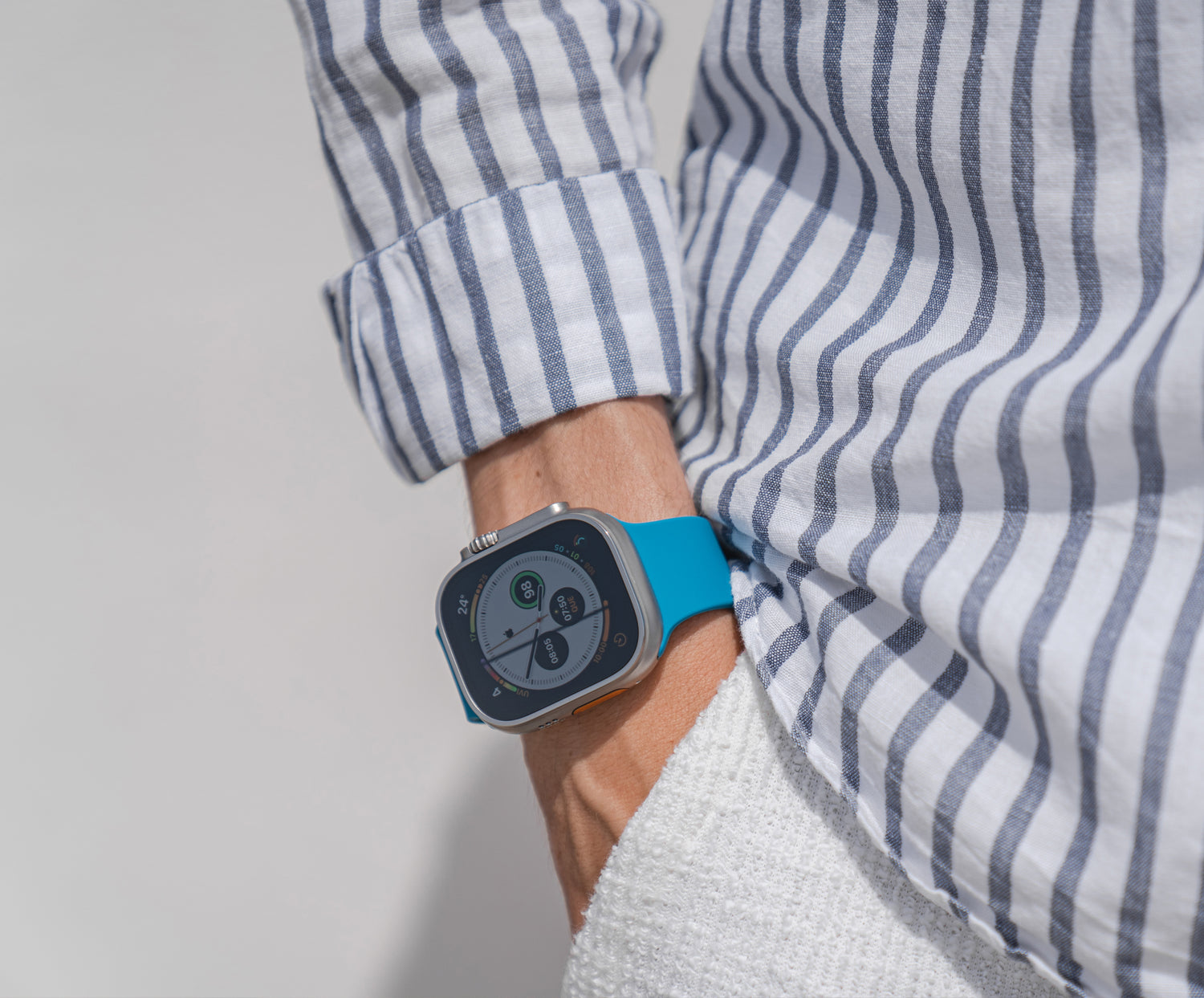 Apple Watch Ultra mit blauem Silikonarmband