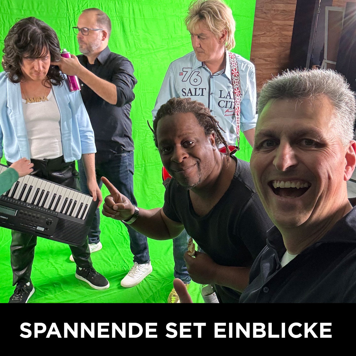 Fünf stehen vor einem Greenscreen; einer hält ein Keyboard in der Hand, ein anderer sprüht Haare, zwei lächeln und einer spielt Gitarre. Text: „SPANNENDE SET EINBLICKE.“ Entdecke Filmemachen im Wolffilms Academy Online-Kurs – Einfach filmen lernen von Rainer Wolf.