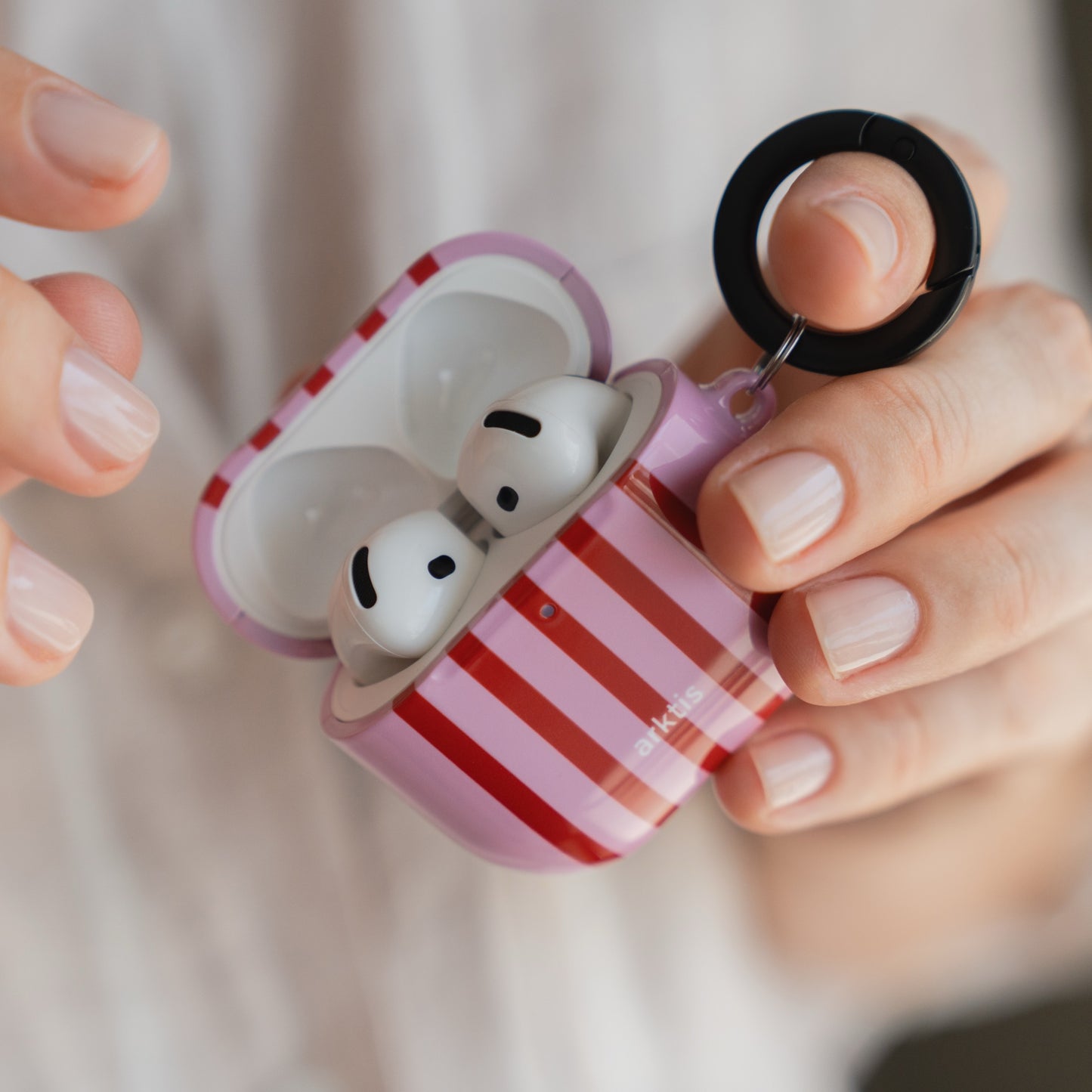 arktis AirPods 4 Hülle - Lady Stripes