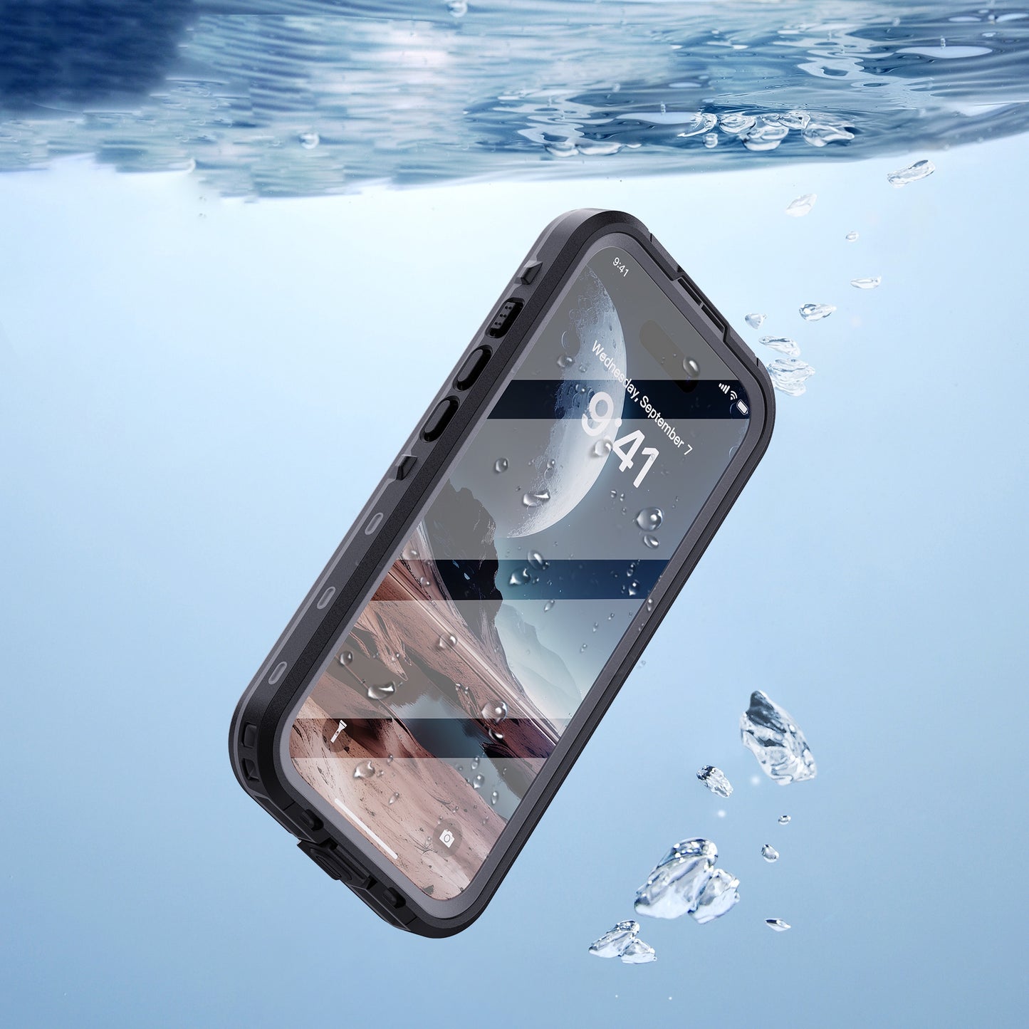 Das arktis iPhone 16 Plus Wasserdichtes Actioncase schützt Ihr Smartphone zuverlässig – sogar beim vollständigen Untertauchen im Wasser, umgeben von Wassertropfen.