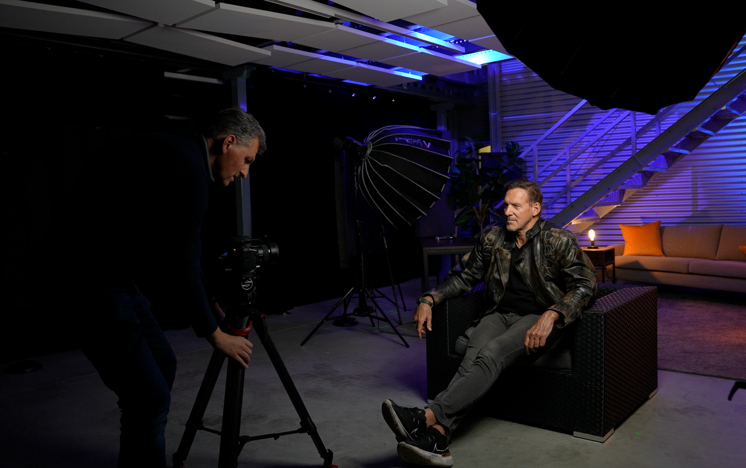 Rainer Wolf und Ralf Moeller filmen ein Interview im Wolffilms Academy Filmstudio mit einer Sony FX3 Kamera und Licht von Aputure