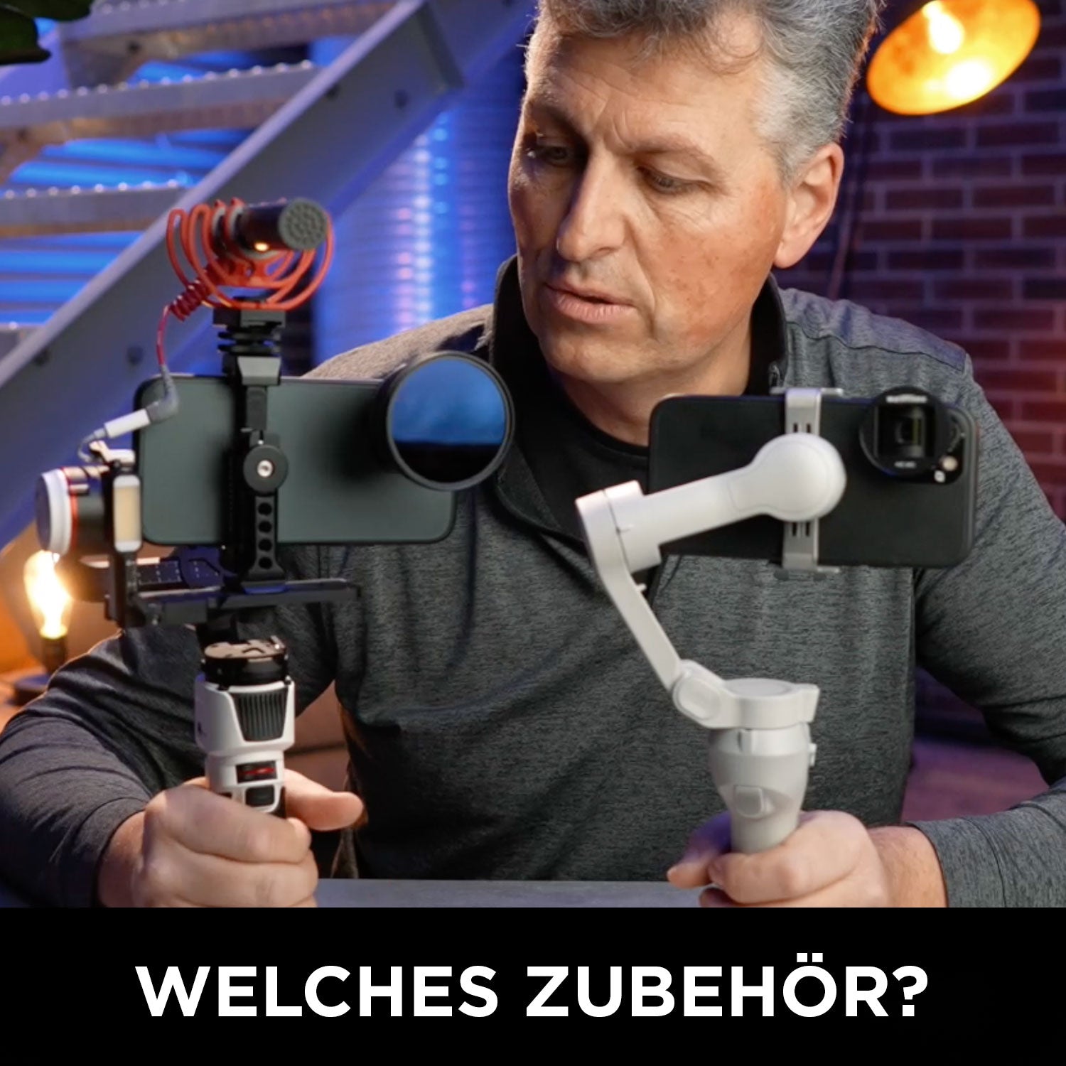 Ein Mann an einem Tisch betrachtet zwei iPhones, die mit Zubehör wie Mikrofon und Stabilisator ausgestattet sind – ideal für „Filmen mit dem iPhone“ von Rainer Wolf. Weißer Text darunter fragt: WELCHES ZUBEHÖR?.