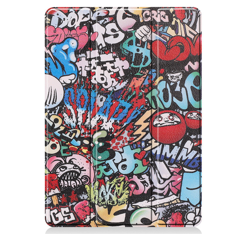 Das ArktisPRO iPad 10,2" PREMIUM SmartCase verfügt über ein lebendiges Design im Graffiti-Stil mit Cartoon-Gesichtern und kräftigen Mustern auf Schwarz sowie einen integrierten Apple Pencil-Halter für mehr Komfort.