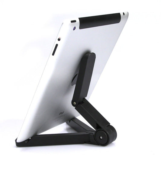 Ein Tablet auf einer arktis klappbaren iPad Halterung von arktis, aufrecht stehend auf weißem Hintergrund.