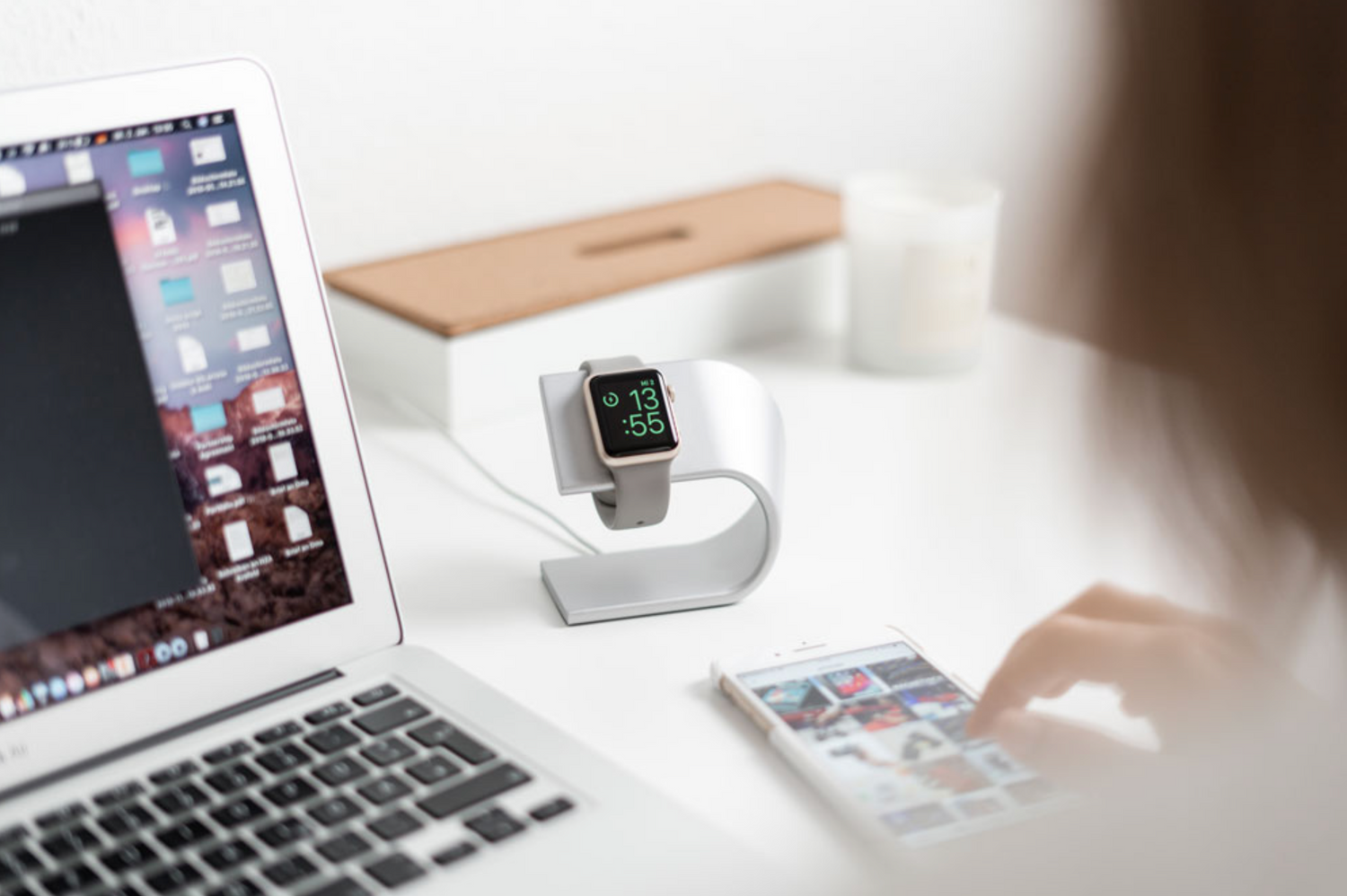 Der arktisband Aluminium Apple Watch Ständer von arktisband hält Ihre Smartwatch sicher auf einer Ladestation, perfekt für die Verwendung neben einem Laptop während der Arbeit oder für die Verwendung Ihres Smartphones an Ihrem Schreibtisch.