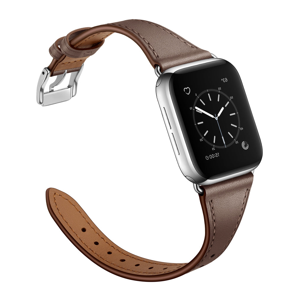 Eine Smartwatch mit einem rechteckigen schwarzen Touchscreen, der ein analoges Zifferblatt anzeigt, gepaart mit dem arktisband Apple Watch Lederarmband „Napoli“ von arktisband aus braunem Echtleder und silberner Schnalle, isoliert auf weißem Hintergrund.