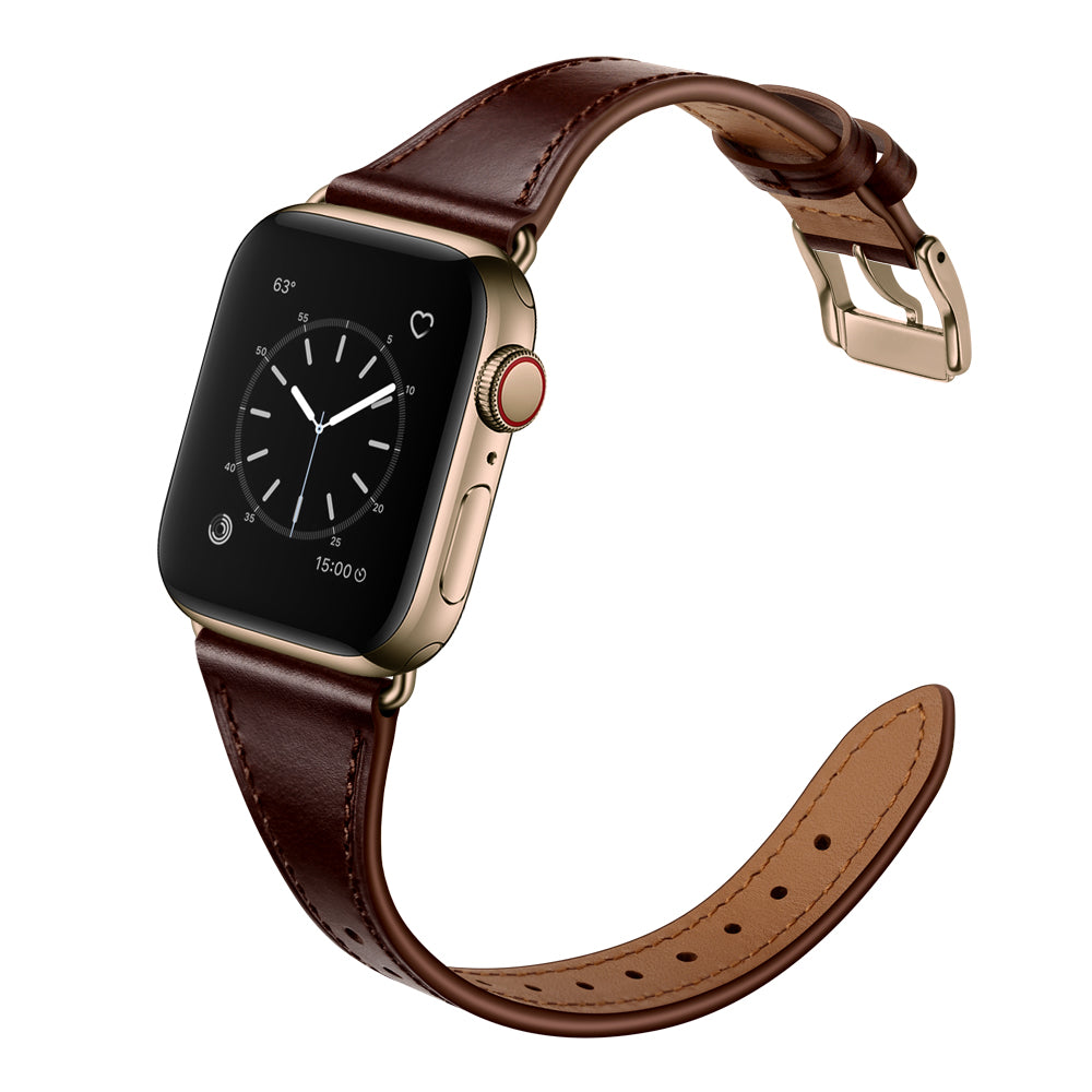 Eine Apple Watch mit rechteckigem, schwarzem Display, das ein analoges Zifferblatt zeigt, ist am arktisband Apple Watch Lederarmband „Napoli“ von arktisband im braunen, minimalistischen Stil befestigt, fotografiert auf weißem Hintergrund.