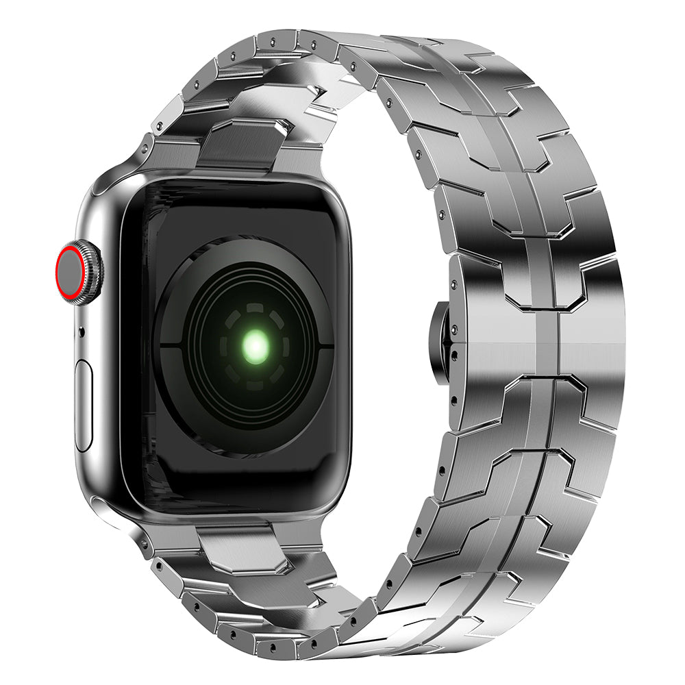 Das arktisband Apple Watch Edelstahl Armband „Momento“ wird von der Rückseite gezeigt und verfügt über ein silbernes Gliederarmband, ein kreisförmiges grünes Sensorlicht unter dem Zifferblatt und einen Seitenknopf mit einem roten Ring.
