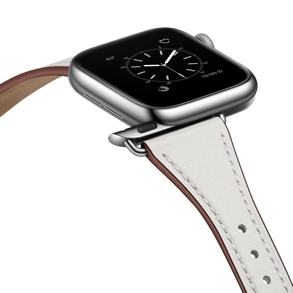 Eine Nahaufnahme einer Smartwatch mit quadratischem silbernem Gehäuse, schwarzer analoger Anzeige und einem arktisband Apple Watch Lederarmband „Napoli“ aus weißem Echtleder mit braunen Kanten und Metallverschluss von arktisband.