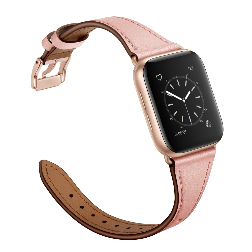 Eine Smartwatch mit quadratischem, schwarzem Bildschirm, der eine analoge Uhr anzeigt, gepaart mit dem rosa Arktisband Apple Watch Lederarmband „Napoli“ mit Metallschnalle, wird für einen minimalistischen Stil auf weißem Hintergrund angezeigt.