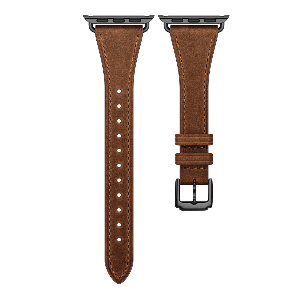 Das Arktisband Apple Watch Lederarmband „Napoli“ aus braunem Echtleder im minimalistischen Design mit schwarzer Hardware: ein Teil mit Verstelllöchern, der andere mit Schnalle und Schlaufen. An beiden Enden befinden sich Anschlussstücke für die Smartwatch.