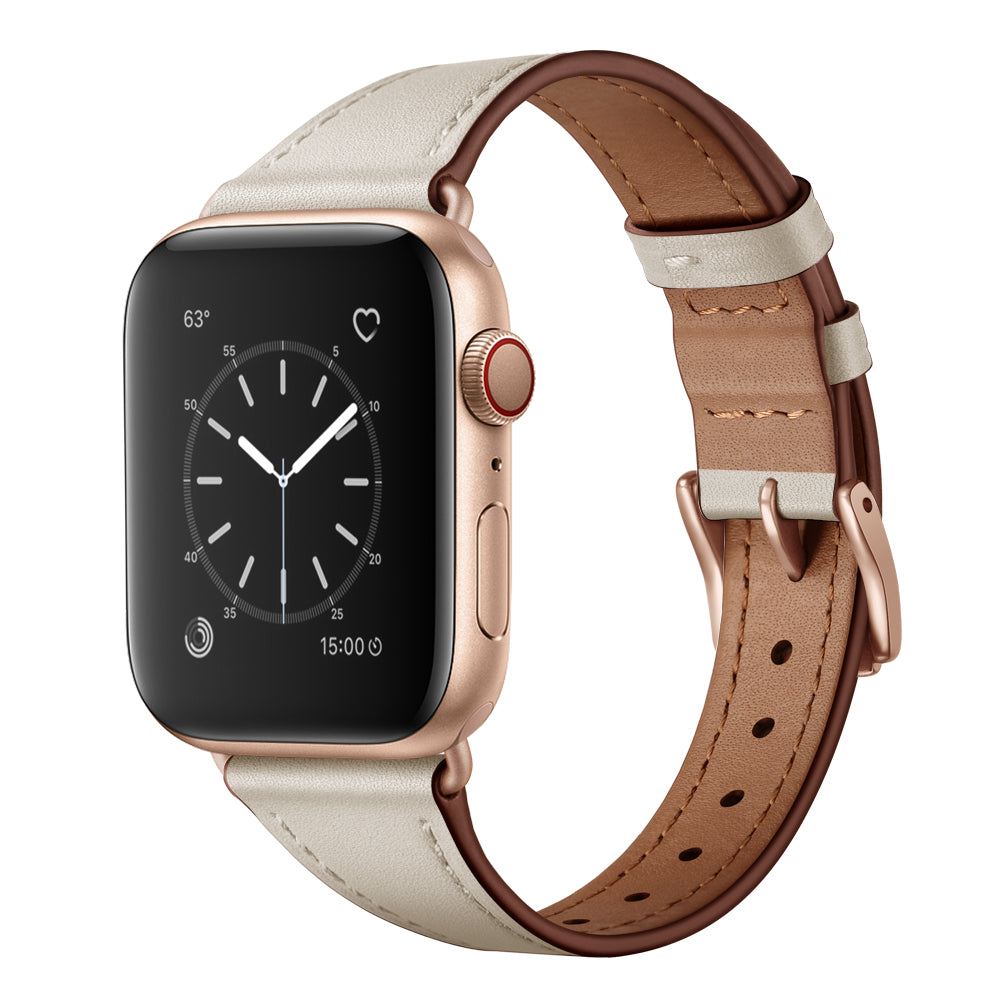 Eine goldene Smartwatch mit rechteckigem Touchscreen zeigt Uhrzeit und Wetter an. Sie verfügt über das arktisband Apple Watch Lederarmband „Napoli“ aus beige-braunem Echtleder mit Metallschließe und zwei Schlaufen – perfekt für einen minimalistischen Stil.