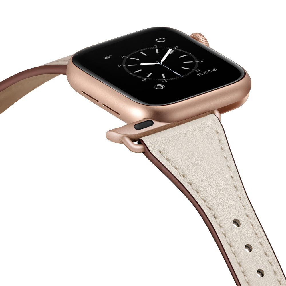 Eine roségoldene Smartwatch mit rechteckigem Analogdisplay wird mit dem arktisband Apple Watch Lederarmband „Napoli“ in Hellbeige mit braunen Rändern gepaart, das für einen minimalistischen Look schräg auf weißem Hintergrund dargestellt ist.