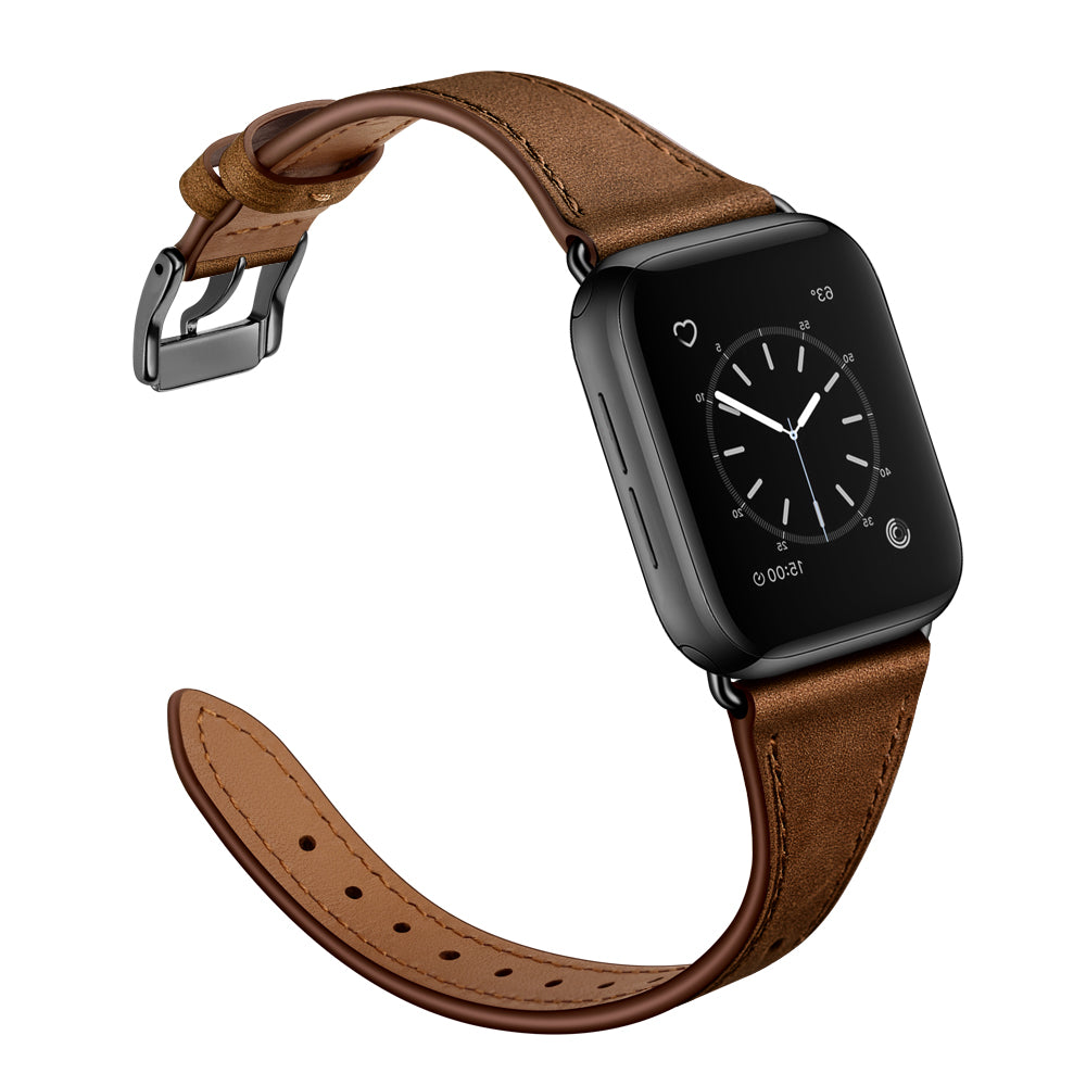 Das arktisband Apple Watch Lederarmband „Napoli“ von arktisband zeigt eine schwarze, quadratische Apple Watch mit braunem Echtlederarmband im minimalistischen Stil, schräg dargestellt, um das Seitenprofil und die Armbandschließe zu zeigen. Analoges Zifferblatt mit weißen Zeigern und Markierungen.
