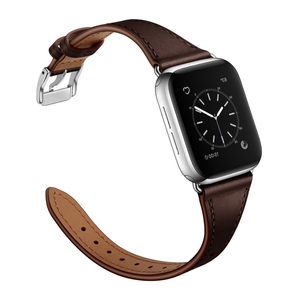 Das Arktisband Apple Watch Lederarmband „Napoli“ verfügt über ein braunes Echtlederarmband mit Edelstahl-Dornschließe, das an einer Apple Watch befestigt ist und ein analoges Zifferblatt mit weißen Zeigern und Markierungen auf einem schwarzen rechteckigen Display anzeigt.